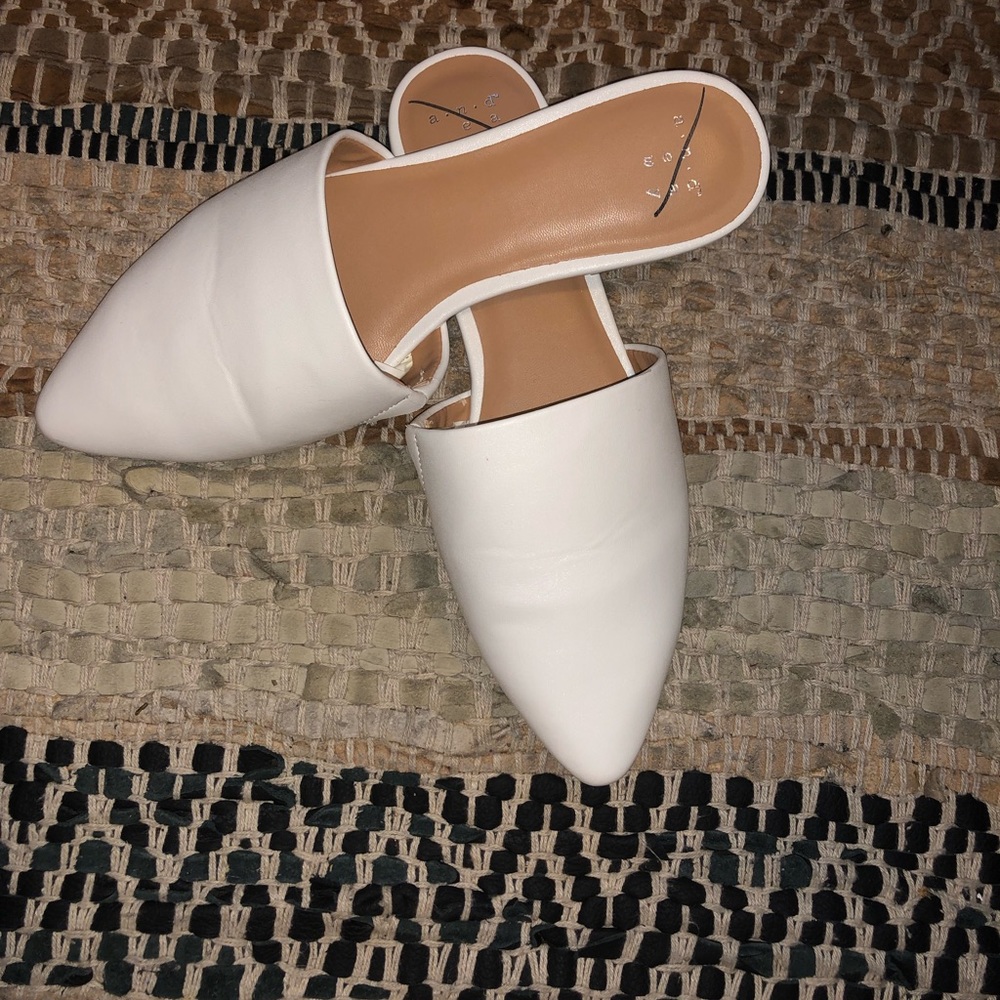 WHITE POINTY SHOES